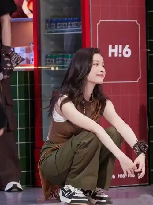 表情得拿捏好,不然可能会有"蹲坑"之嫌……相比于踮脚的"天使蹲",亚洲