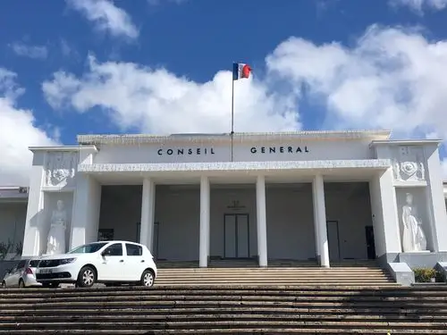 瓜德罗普岛是法国海外的一个自治区,首都巴斯特尔,人口40万,官方语言