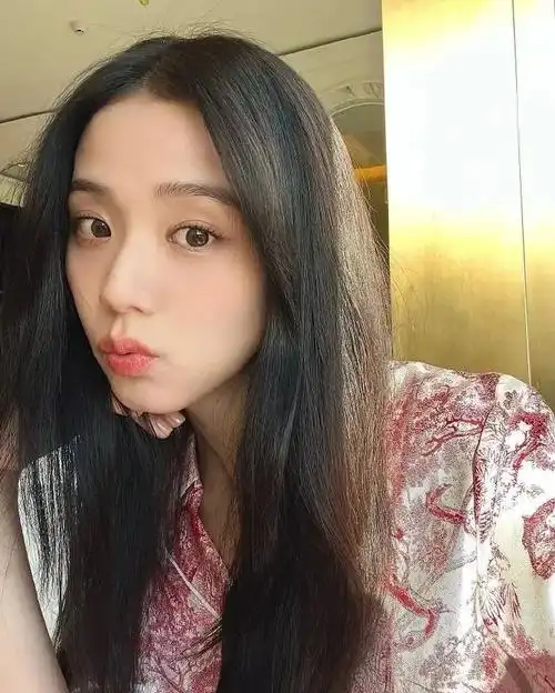 惊喜国际秀场闪耀亮相后jisoo给你送来一份造型攻略