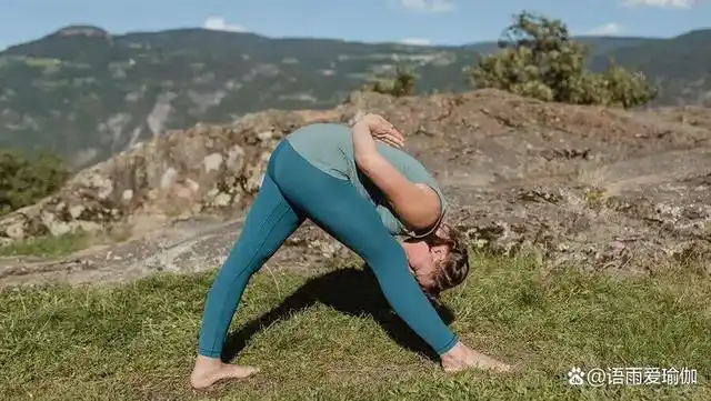 加强侧伸展式parsvottanasana 是一种站立姿势,伸展你的上半身,从骨盆