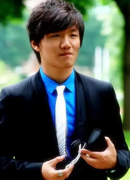 张康阳的着装并没有太多时尚成分在其中,大学时期的造型甚至称得上有