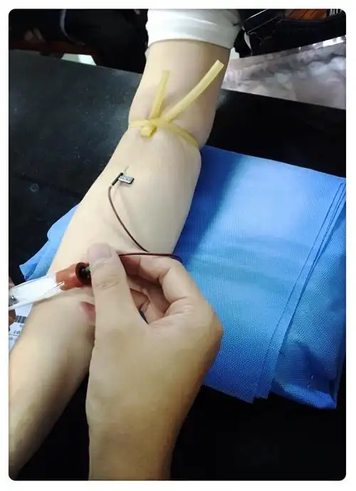 4,快轮到自己采血时请提前准备好自己的手臂,把袖子挽到手肘以上,平放