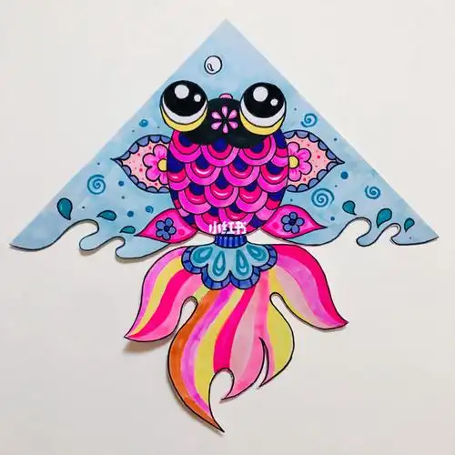 创意儿童画金鱼风筝适合8岁儿童这张画主体是一条大金鱼,填充彩色花纹