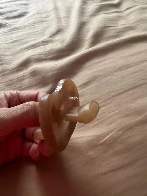 安抚奶嘴马上要两岁了哦今天给宝宝断了安抚奶嘴,狠心的剪了洞洞