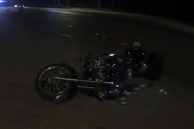 原来小车驾驶员袁某准备在事故路口转弯,并未发现直行的二轮摩托车