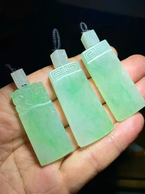 老客户让我给他做三个翡翠无事牌