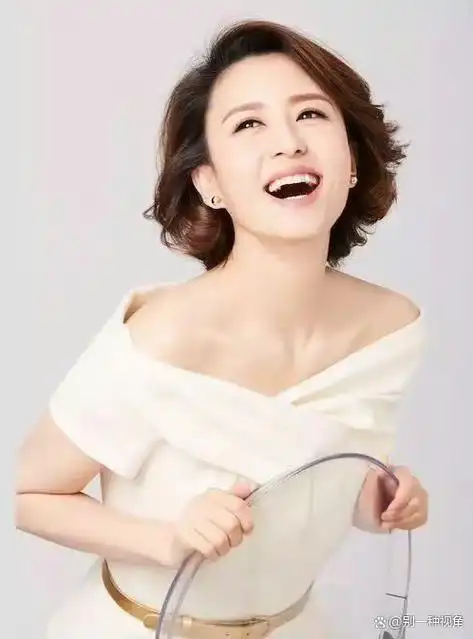 话说张蕾回到家乡阳泉后以二种姿态展现自己央视最美主持人