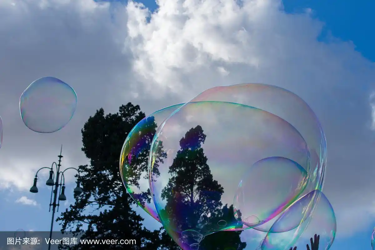 肥皂泡对太阳和天空作为抽象背景或墙纸