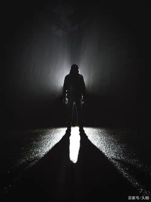 人物的影子营造孤独的情绪