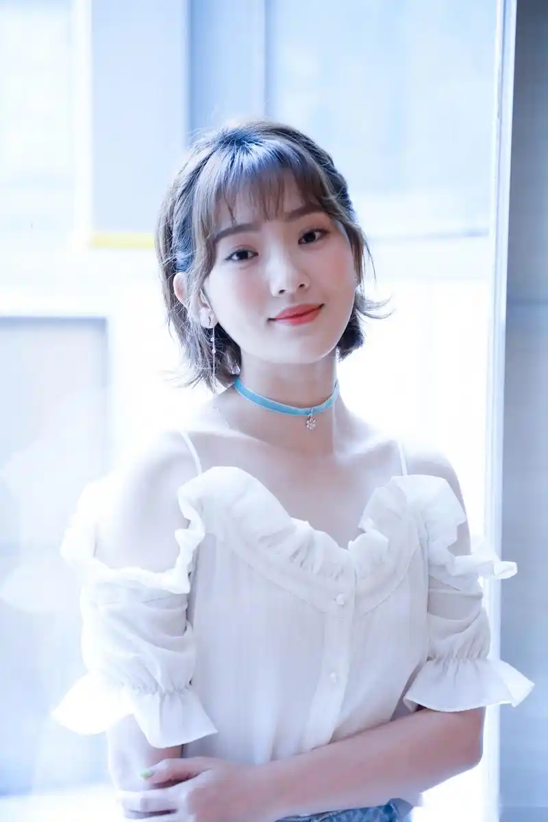 孙艺宁amy出席《惹上冷殿下》发布会,白色露肩上衣搭配浅色牛仔阔腿裤