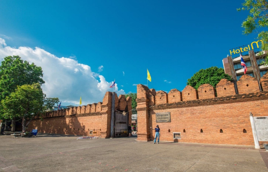 游览清迈保留最完整的城门,红墙配蓝天,逛以塔佩门为起点!