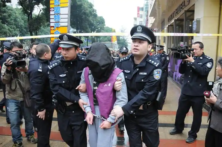 3月17日讯,广西南宁,3月8日下午在南宁市发生一起珠宝店的抢劫案件,共