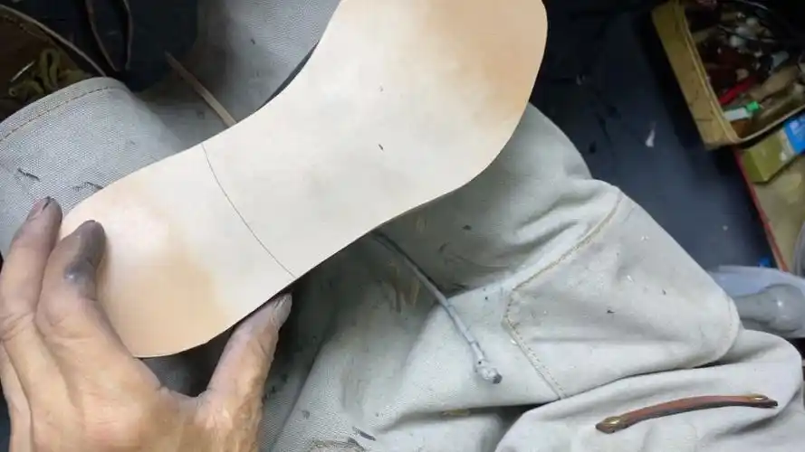 粘鞋掌.这样鞋子会穿的更久一些