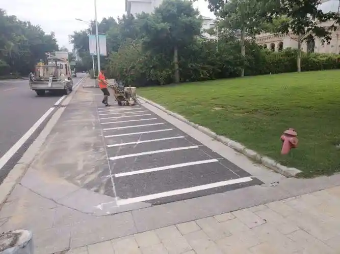 2020年8月27日执法四二中队对鹿回头辖区画电动车停车位共168个.