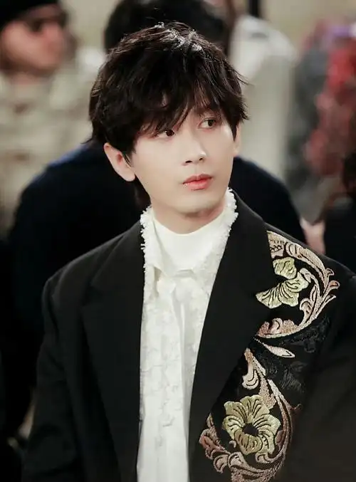 卷发是男明星千篇一律发型里的惊喜