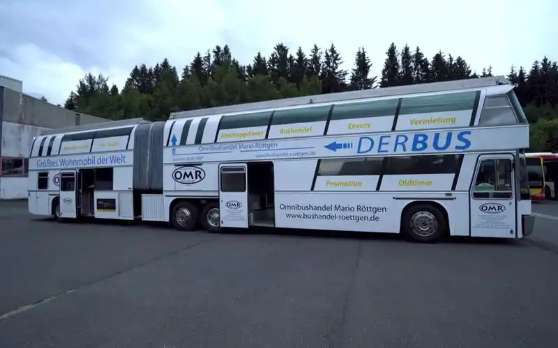 德国人把双层加长大巴车改装成了一辆房车机翻字幕