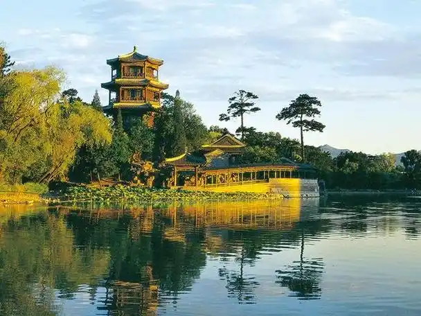 河北是我国的一个旅游大省,毗邻北京,天津,拥有山海关,清东陵,金山岭