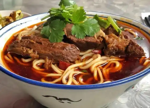 牛肉面,素椒炸酱面!成都这家老面馆,店面不大,却只在中午营业