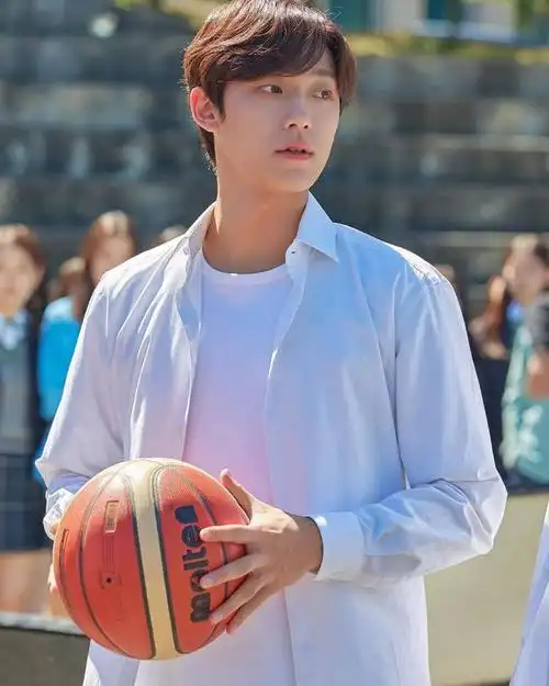 一部可在学校播放的韩剧,25岁李到晛当38岁的爸,拼命想讲大道理