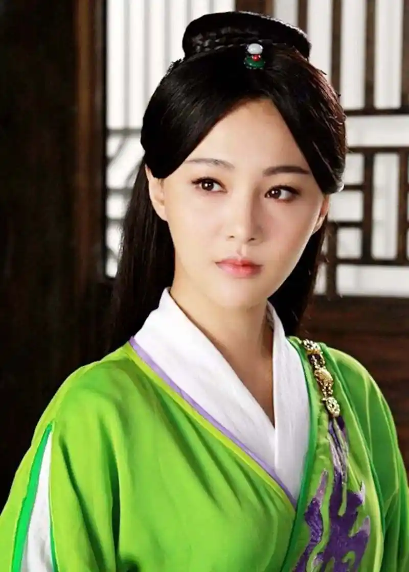 她是率真善良,保持真我的小爽,虽然不善言辞但总是