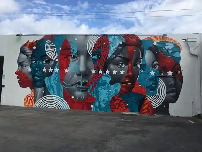 进入这一景区,看到的是一面面墙壁上眼花缭乱的涂鸦.真令我惊叹!