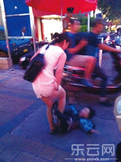 女子街头暴打亲儿:脚踢竹条抽 脚踩儿肚子