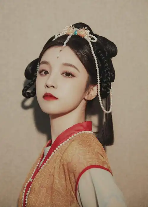 宋雨琦古装造型好美啊,弹古筝也非常可,感觉妹妹也很适合古装