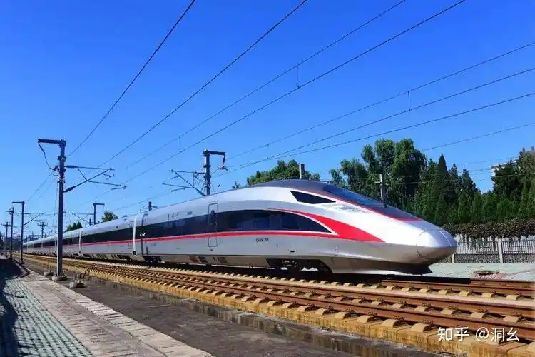 复兴号是我国自主研发,具有完全知识产权的新一代高速列车,作为高铁中