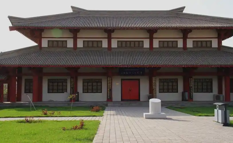 整个建筑群是鲜明的汉代建筑风格,平面布局分主展厅和四个副展厅