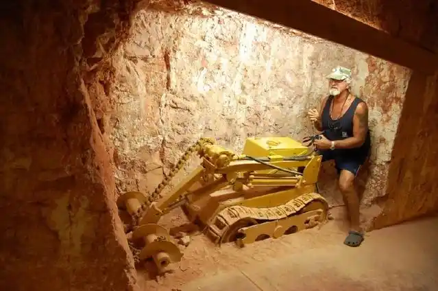 荒漠矿工个个是千万富翁,白天辛苦挖矿晚上潇洒买春