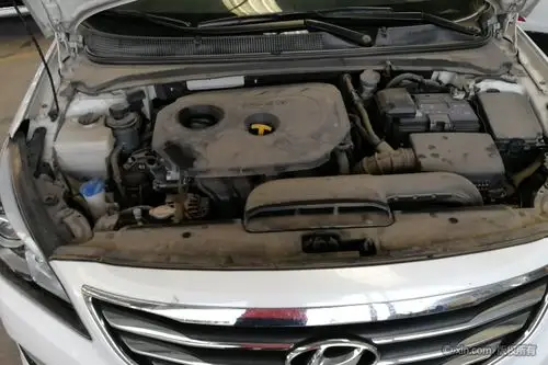 发动机舱有油迹,发动机变速箱工况正常.