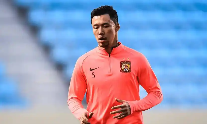 虽然张琳芃喜欢在身上纹身,画鬼符,但是在关键时刻,张琳芃依然是一个