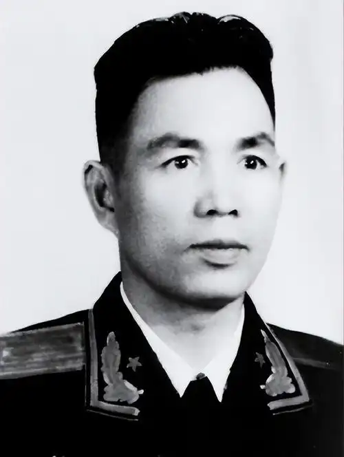 丁盛不愿调新疆军区工作,惊动贺老总亲自出面:让你去不是搞生产