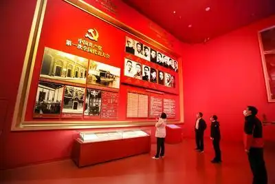 北京:接受党史教育