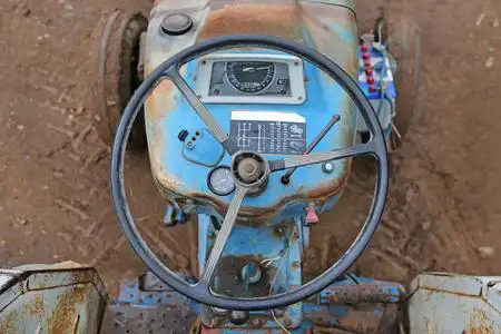 老方向盘农用拖拉机照片