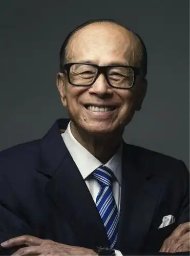 李嘉诚女友再次亮相,身形相貌是多年未变,精神状态非常棒