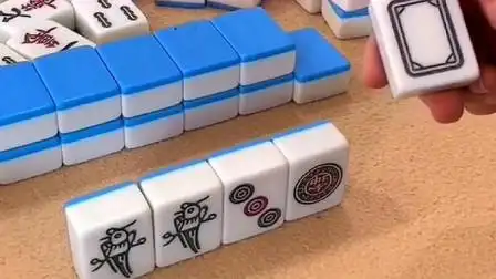 小伙玩麻将自摸二筒,真是没谁了,网友:人才呐