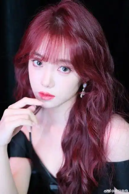 lpl主持人小钰分享照片:夏天就是要红红火火!