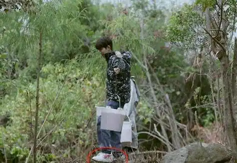 原创 王源的"斐乐鞋"火了,看到她上脚效果,网友:引领新潮流!