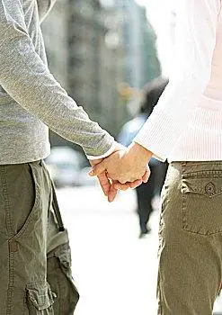 年轻,情侣,握手,街道,后视图