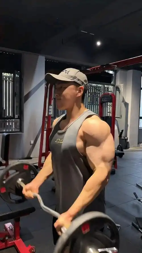肌肉猛男杠铃练手臂,打造强壮的麒麟臂,给你满满的安全感-度小视