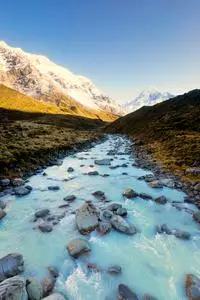 融化的冰流出来的河流.照片