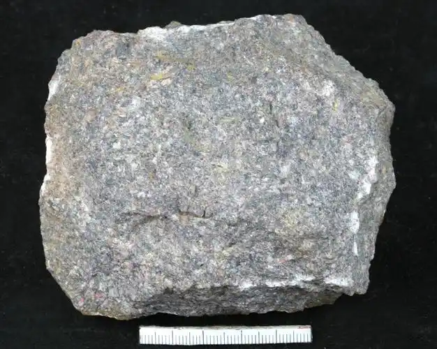 花岗斑岩属于酸性岩,杂色;斑状结构;块状构造;主要矿物组成为钾长石