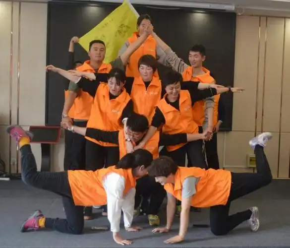 团队造型展示并共唱队歌