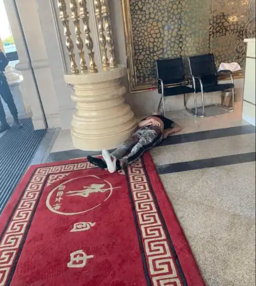 事件发生在一家赌场外,一名中国男子被枪杀,另一名中国男子受重伤.