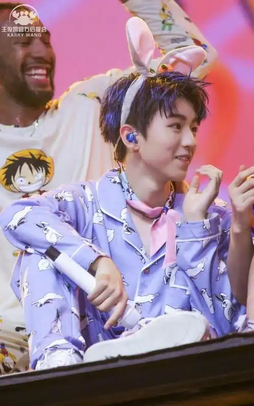 梦回四周年蓝头发的王俊凯,兔兔发箍兔兔睡衣超可爱