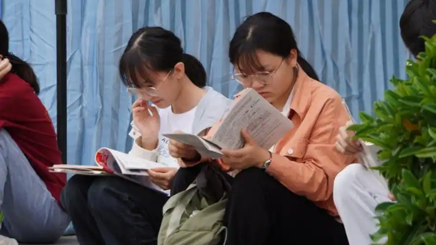 邹琼 摄个旧市,考生等待入场 个旧市融媒体中心供图蒙自一中考场外