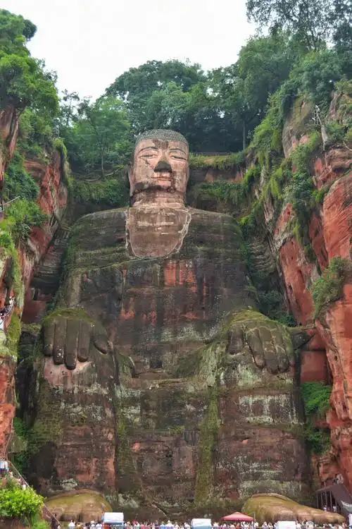 乐山大佛始建于唐代历时约九十年大佛为弥勒佛坐像通高71米是中国最大