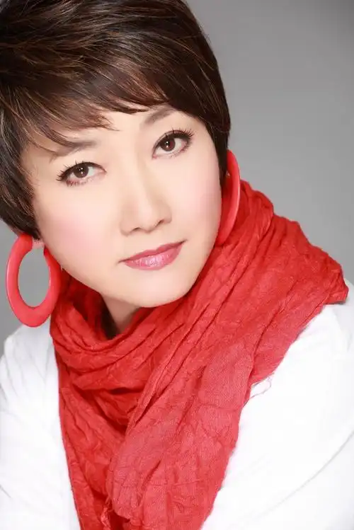 上世纪八,九十年代成为最受公众欢迎的歌手之一:成方圆