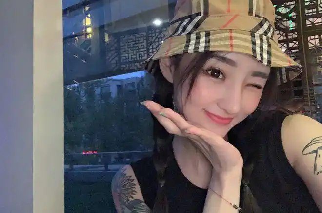 陪伴在uzi身边uzi女友纹身惹众议粉丝评论暖人心